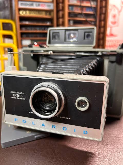Polaroid Model 330